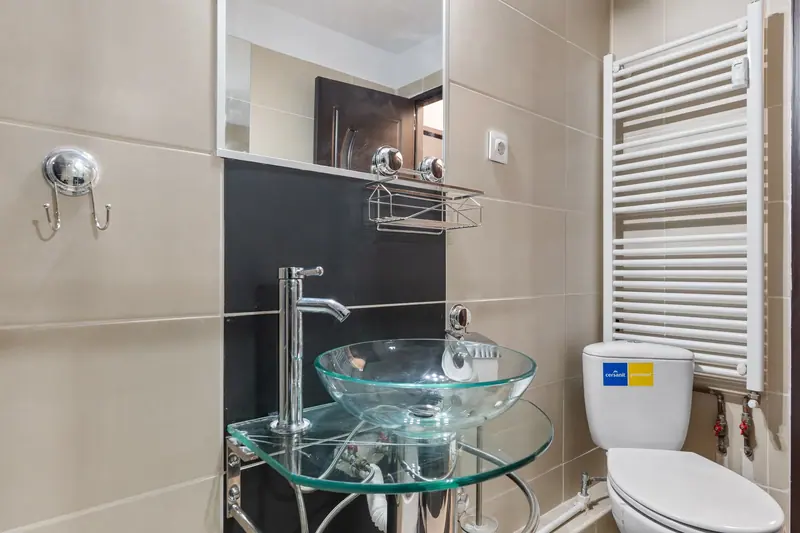 Apartament renovat cu bucătărie din lemn închis, București, fotografia 11
