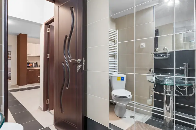 Apartament renovat cu bucătărie din lemn închis, București, fotografia 12
