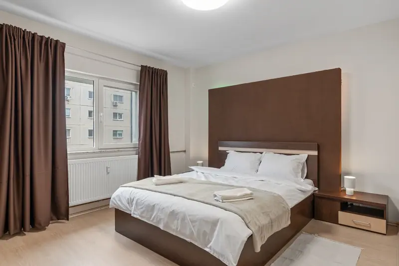 Apartament renovat cu bucătărie din lemn închis, București, fotografia 13