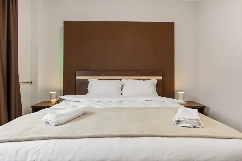 Apartament renovat cu bucătărie din lemn închis, București, fotografia 14