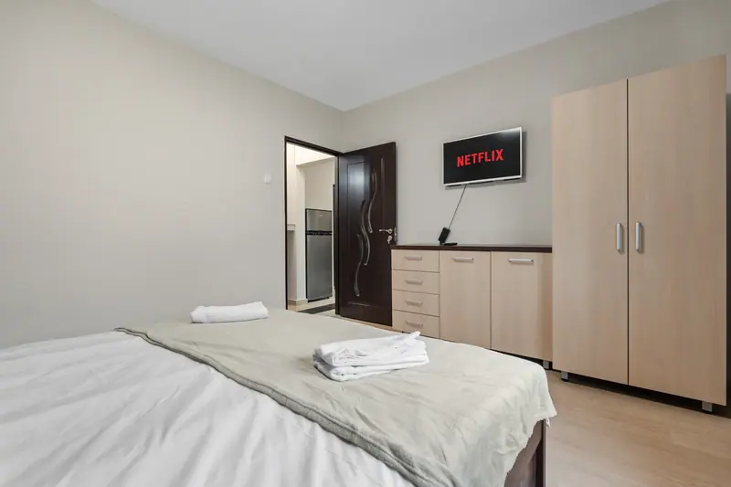 Apartament renovat cu bucătărie din lemn închis, București, fotografia 16