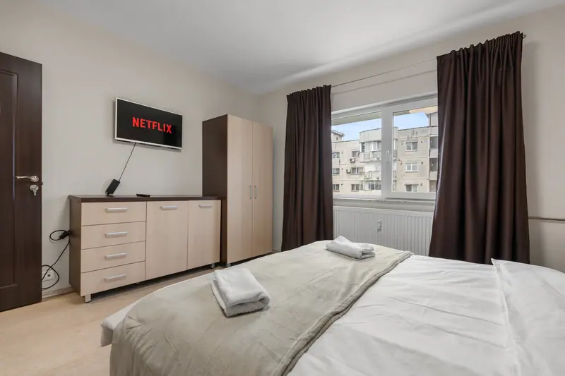 Apartament renovat cu bucătărie din lemn închis, București, fotografia 17