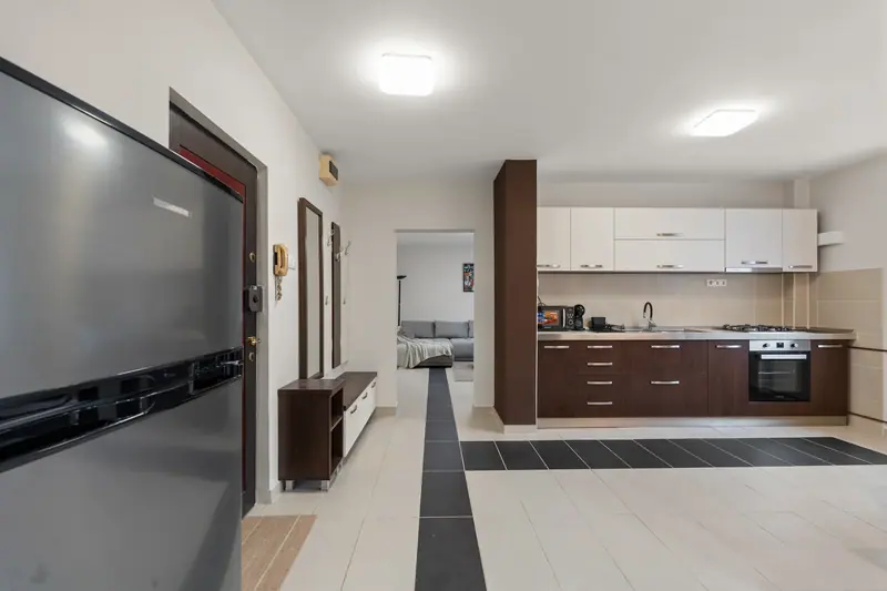 Apartament renovat cu bucătărie din lemn închis, București, fotografia 18