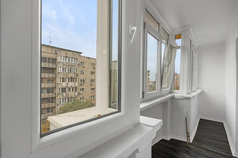 Apartament renovat cu bucătărie din lemn închis, București, fotografia 19