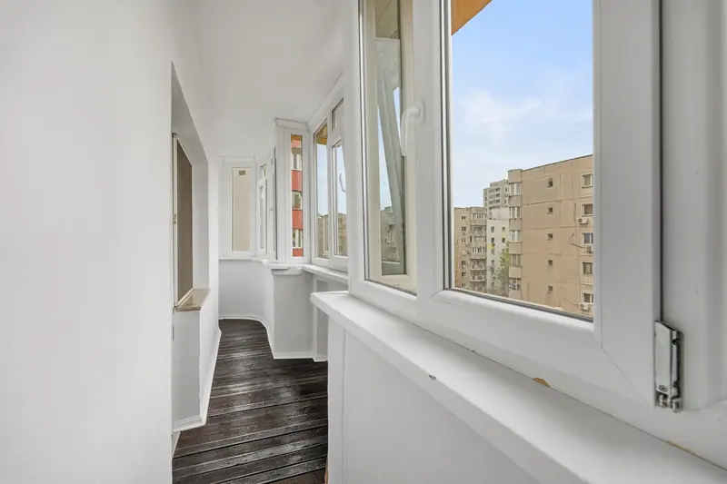 Apartament renovat cu bucătărie din lemn închis, București, fotografia 20