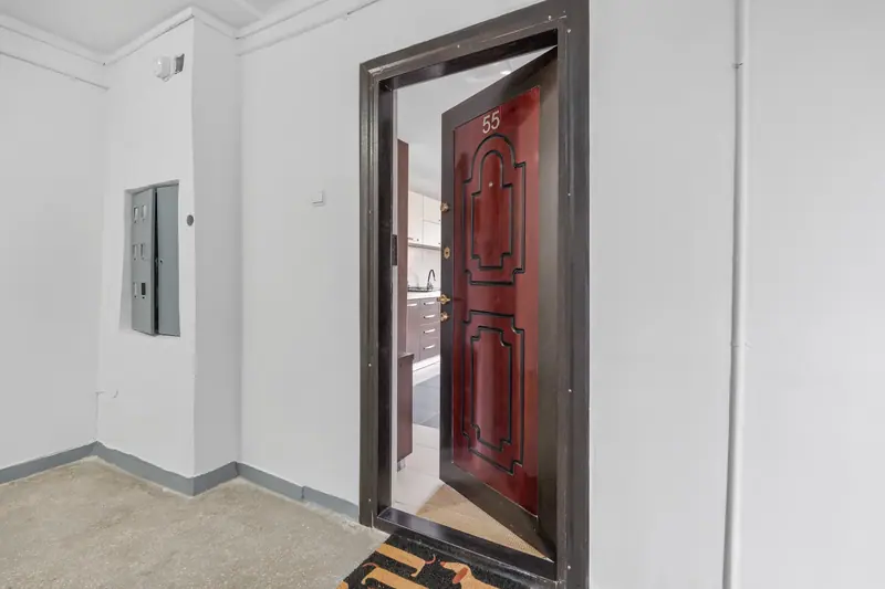 Apartament renovat cu bucătărie din lemn închis, București, fotografia 21