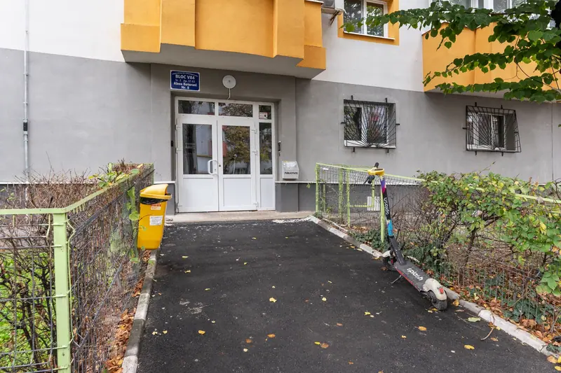 Apartament renovat cu bucătărie din lemn închis, București, fotografia 24