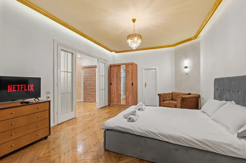 Apartament renovat într-o clădire veche, București, fotografia 2