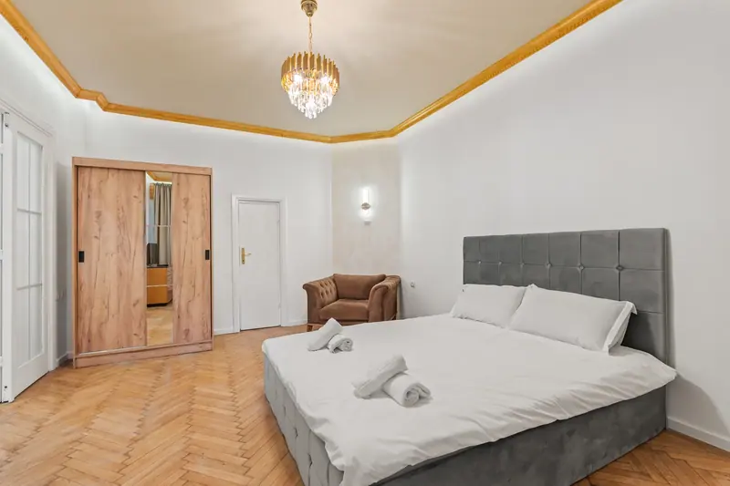 Apartament renovat într-o clădire veche, București, fotografia 3