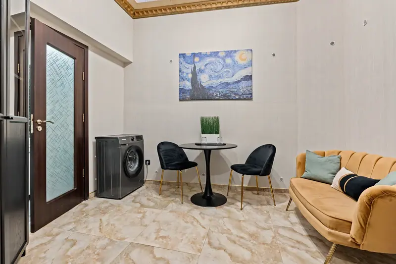 Apartament cu tapet damasc într-o clădire istorică, București, fotografia 1