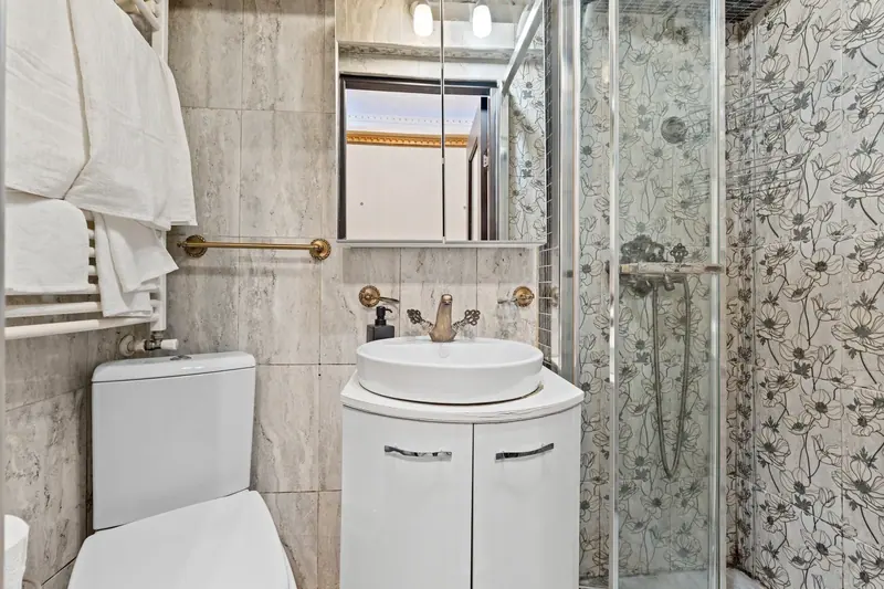 Apartament cu tapet damasc într-o clădire istorică, București, fotografia 2