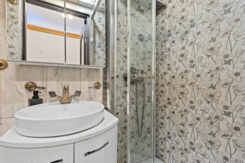 Apartament cu tapet damasc într-o clădire istorică, București, fotografia 4