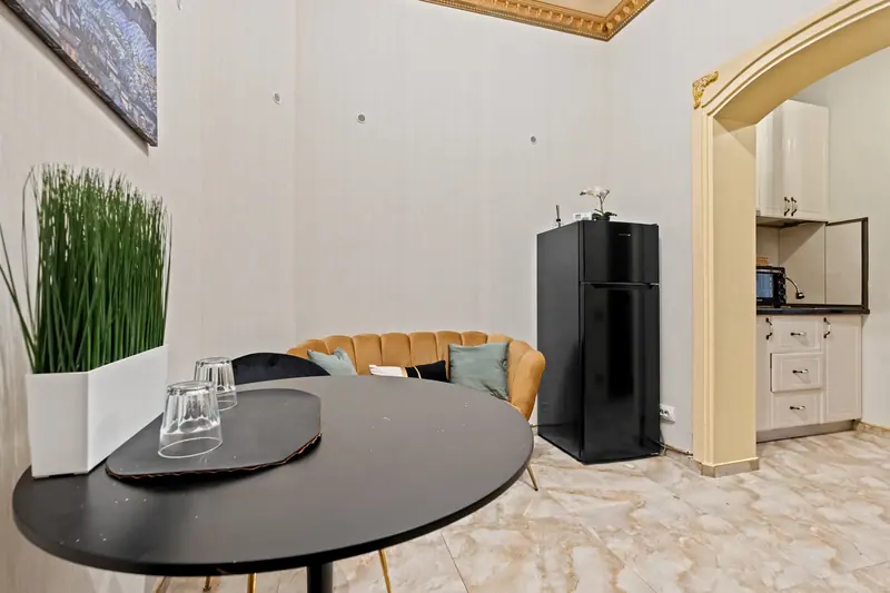 Apartament cu tapet damasc într-o clădire istorică, București, fotografia 5