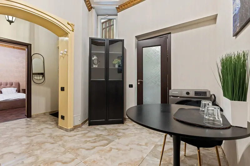 Apartament cu tapet damasc într-o clădire istorică, București, fotografia 6