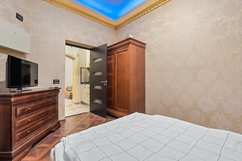 Apartament cu tapet damasc într-o clădire istorică, București, fotografia 9