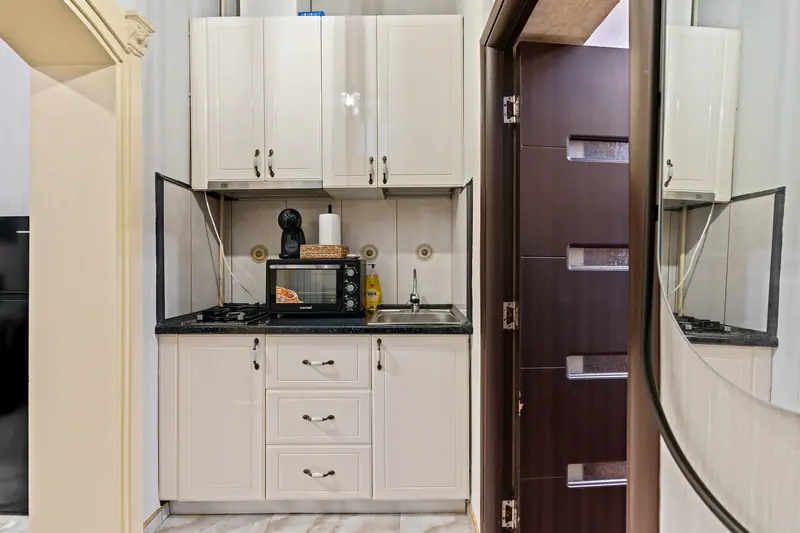 Apartament cu tapet damasc într-o clădire istorică, București, fotografia 13