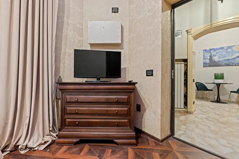 Apartament cu tapet damasc într-o clădire istorică, București, fotografia 17
