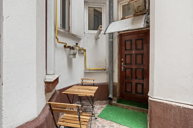 Apartament cu tapet damasc într-o clădire istorică, București, fotografia 18