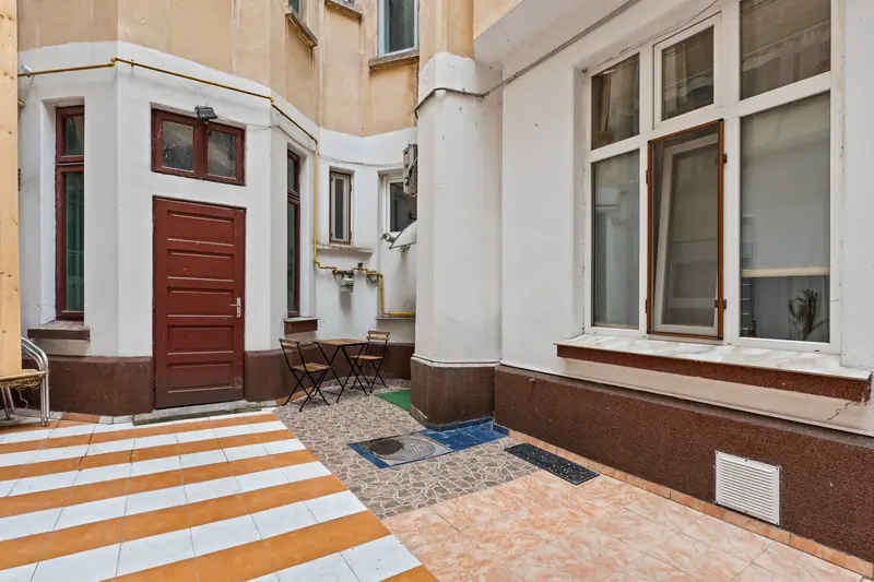 Apartament cu tapet damasc într-o clădire istorică, București, fotografia 19