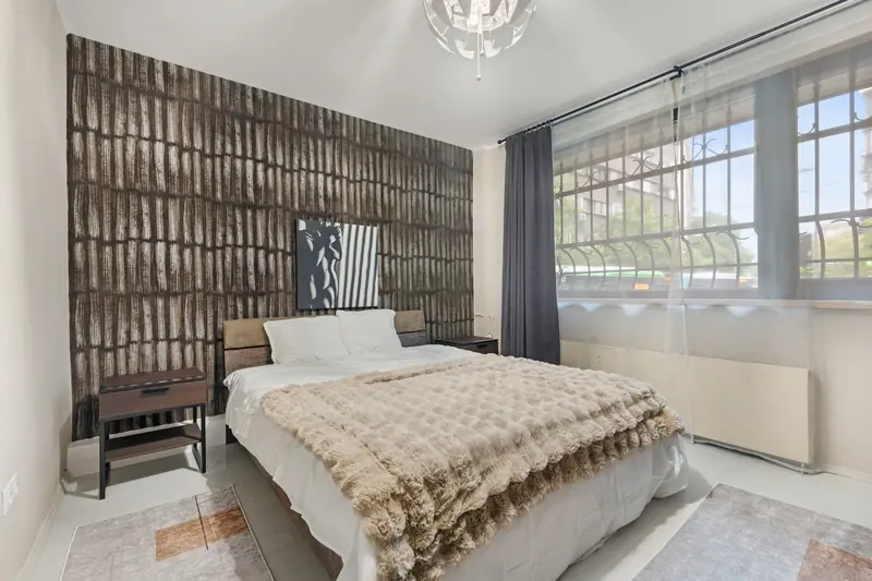 Apartament cu tapet texturat și bucătărie lucioasă, București, fotografia 2