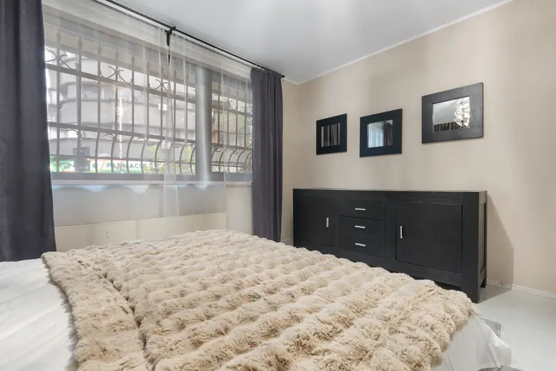 Apartament cu tapet texturat și bucătărie lucioasă, București, fotografia 5
