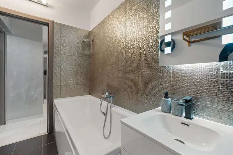 Apartament cu tapet texturat și bucătărie lucioasă, București, fotografia 21