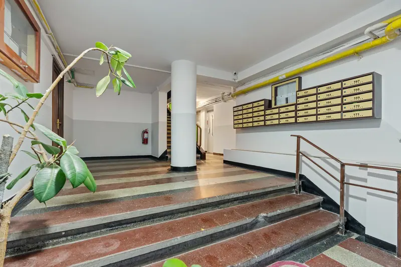 Apartament cu tapet texturat și bucătărie lucioasă, București, fotografia 22