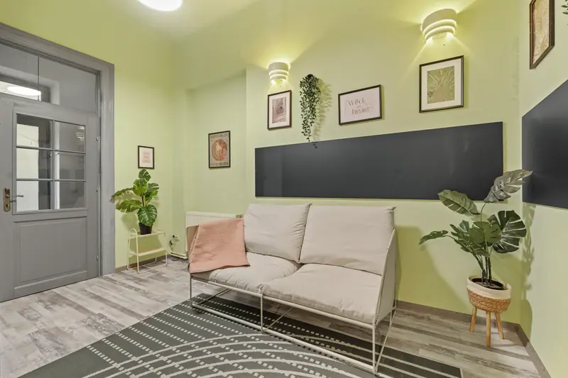 Apartament cu pereți verde fistic și cărămidă aparentă, Bd. Mihail Kogălniceanu, București, fotografia 1