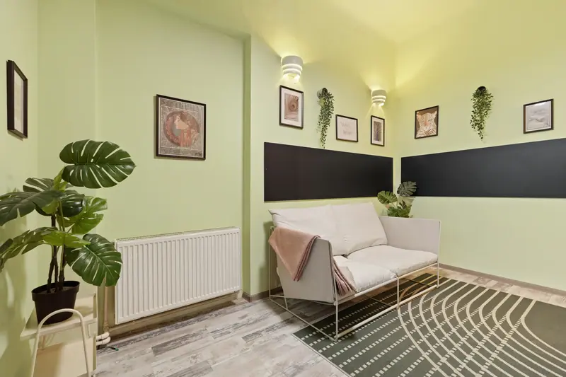 Apartament cu pereți verde fistic și cărămidă aparentă, Bd. Mihail Kogălniceanu, București, fotografia 10