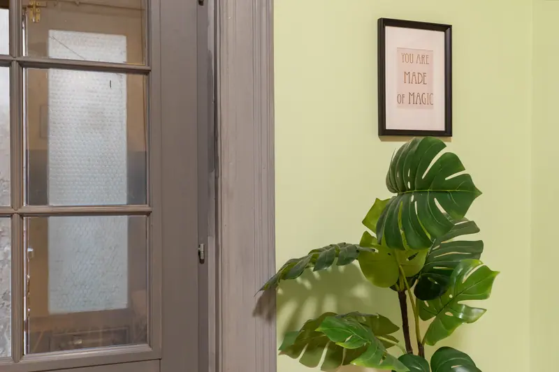 Apartament cu pereți verde fistic și cărămidă aparentă, Bd. Mihail Kogălniceanu, București, fotografia 11