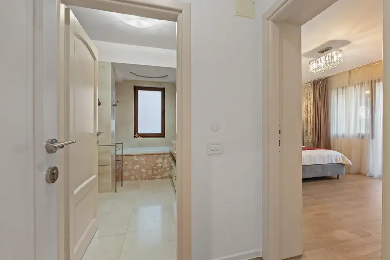 Casă cu grădină, foișor și terasă acoperită, București, fotografia 16