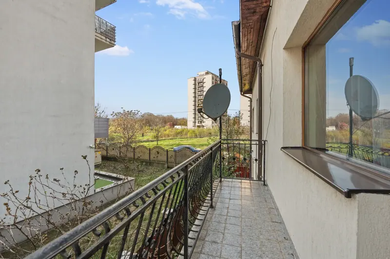 Casă cu mansardă și curte, București, fotografia 13