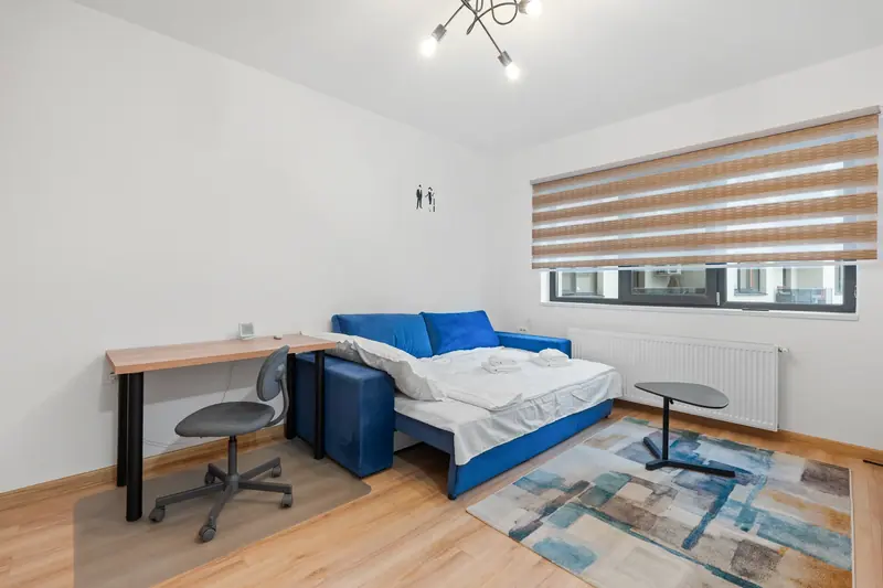 Studio cu canapea albastră și faianță decorativă, București, fotografia 1