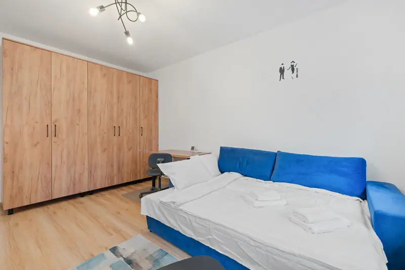 Studio cu canapea albastră și faianță decorativă, București, fotografia 2