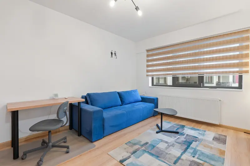 Studio cu canapea albastră și faianță decorativă, București, fotografia 3