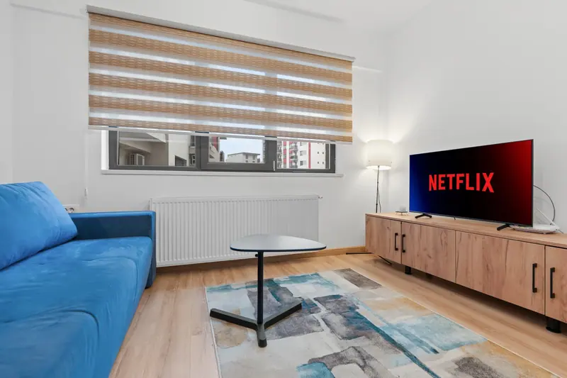 Studio cu canapea albastră și faianță decorativă, București, fotografia 4