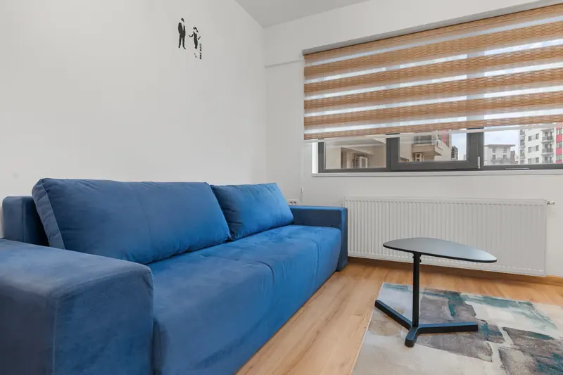 Studio cu canapea albastră și faianță decorativă, București, fotografia 5