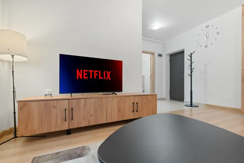 Studio cu canapea albastră și faianță decorativă, București, fotografia 8