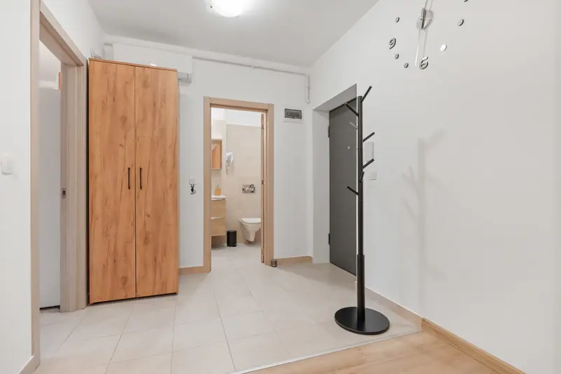 Studio cu canapea albastră și faianță decorativă, București, fotografia 9