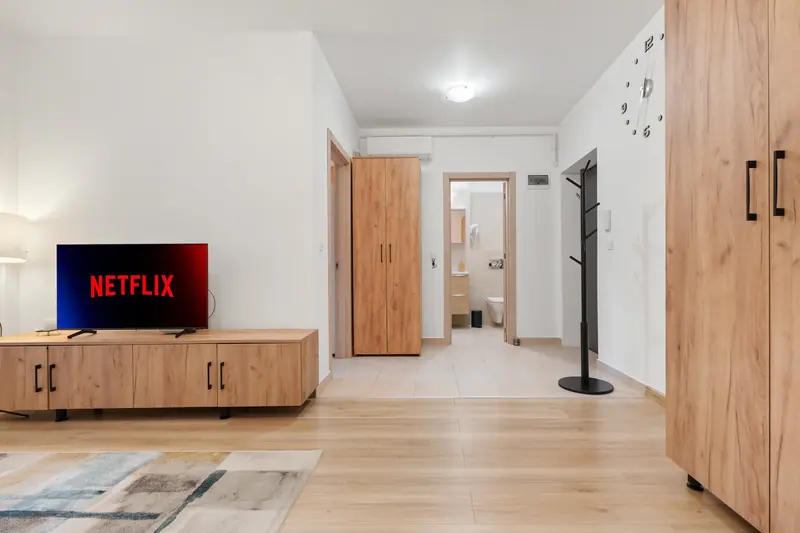 Studio cu canapea albastră și faianță decorativă, București, fotografia 10
