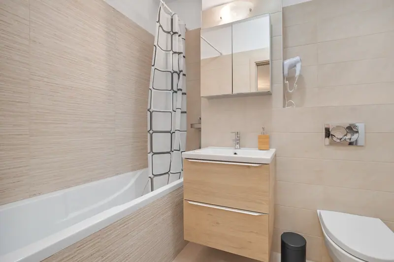 Studio cu canapea albastră și faianță decorativă, București, fotografia 11