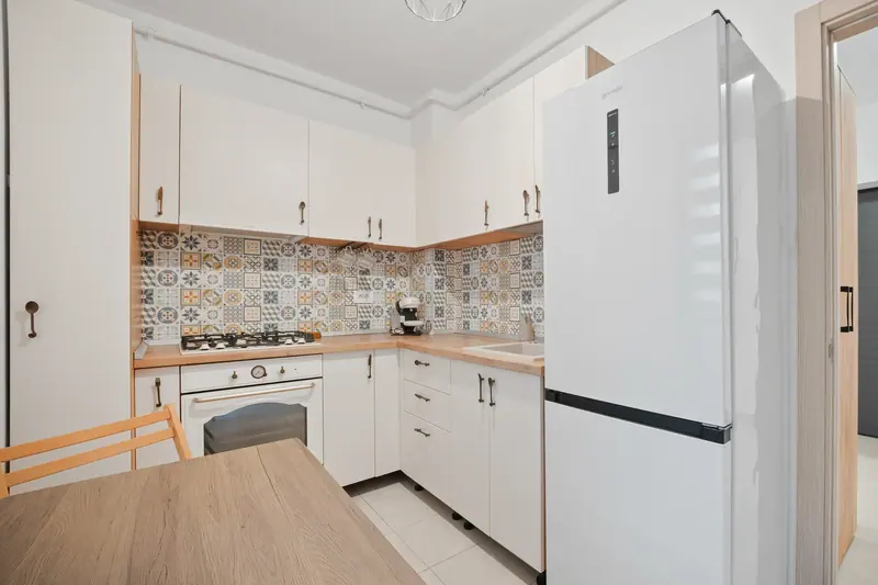 Studio cu canapea albastră și faianță decorativă, București, fotografia 13