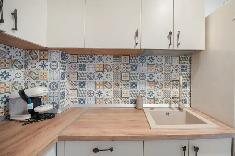 Studio cu canapea albastră și faianță decorativă, București, fotografia 14