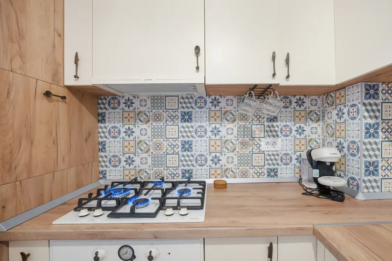 Studio cu canapea albastră și faianță decorativă, București, fotografia 15