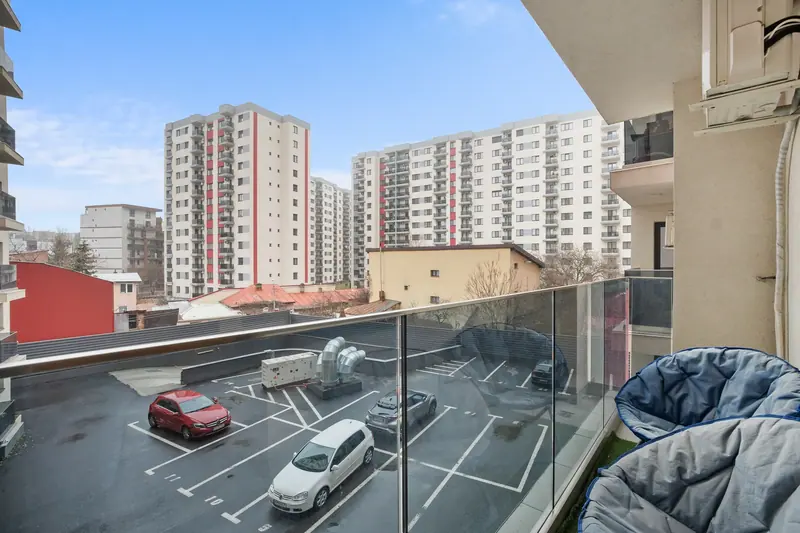 Studio cu canapea albastră și faianță decorativă, București, fotografia 16
