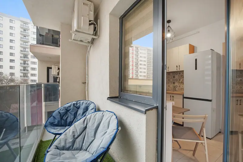 Studio cu canapea albastră și faianță decorativă, București, fotografia 17