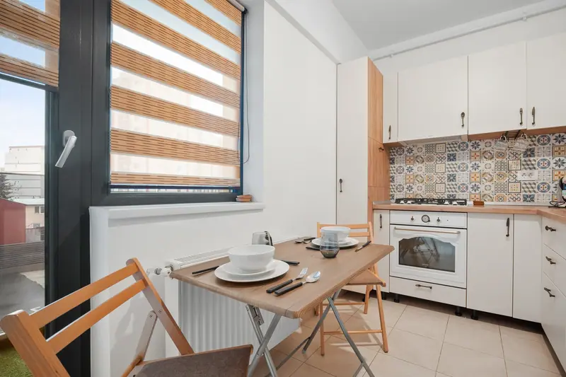 Studio cu canapea albastră și faianță decorativă, București, fotografia 21