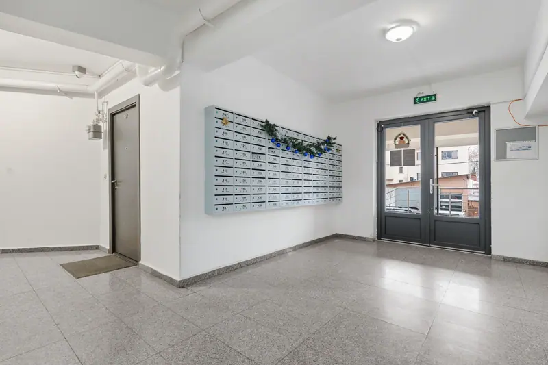 Studio cu canapea albastră și faianță decorativă, București, fotografia 23